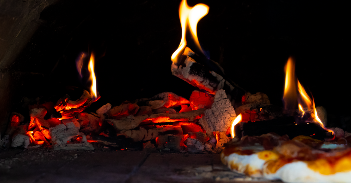 Pizza au feu de bois food truck — pâte fraîche artisanale